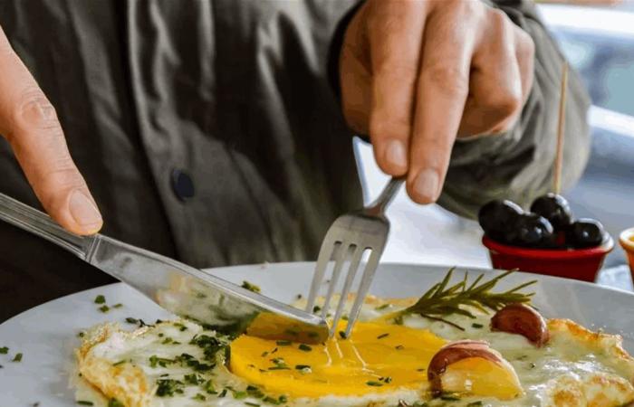 ما هي أفضل طريقة لتناول البيض لزيادة البروتين؟