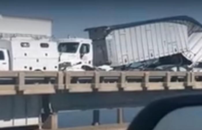مشاهد مروّعة.. حادث تصادم بين 69 مركبة فوق جسر (فيديو وصور)