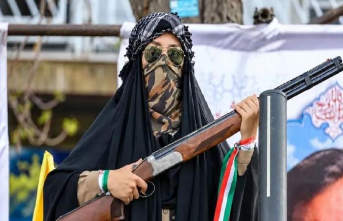 إيران تدرب نساءها على السلاح استعدادا لمواجهة جديدة