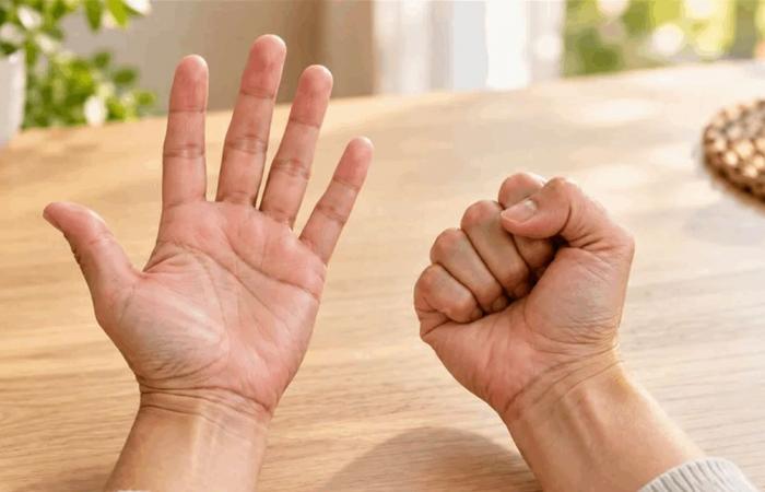 افتح يدك واقبضها.. هل تصح هذه الحيلة لخفض السكر؟