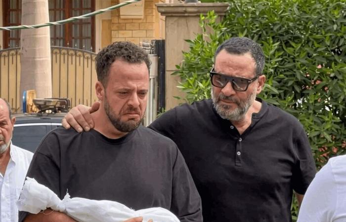 حزن وبكاء.. مشاهد مؤثرة من جنازة حفيد الفنان ماجد المصري الذي توفي بعد أيام من ولادته