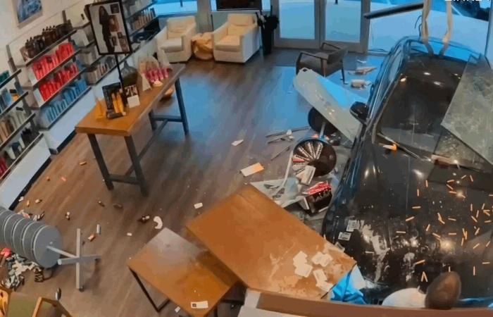 في فلوريدا... إصابة شخصين بعدما اقتحمت سيارة صالون تجميل