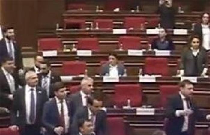 فيديو يُوثّق ما حصل داخل البرلمان الأرميني... نواب في الأرض وقذف للكراسي