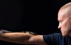 تجربة خطيرة.. رجل أميركي يتعرض لأكثر من 200 لدغة أفعى