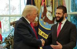 بطاقة تحمل ختم الأبيض وتوقيع الرئيس.. ترامب يهدي الشرع عطرا مرفقا برسالة (صورة)
