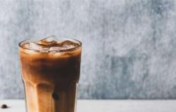 القهوة المثلجة في الصيف.. هل تسبب الجفاف أم تساعد على الترطيب؟
