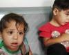 أب سوري يترك طفلتيه بمستشفى بسبب الفقر والجوع
