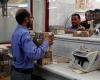 انهيار العملة يعمق أوجاع اليمنيين