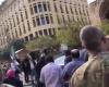 بالفيديو: رشق وركل سيارة الفرزلي امام مجلس النواب