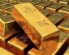 الذهب يقترب من خسارة شهرية مع ارتفاع الدولار وعائدات السندات