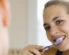 تجنبوا هذه العادة الشائعة عند تنظيف أسنانكم